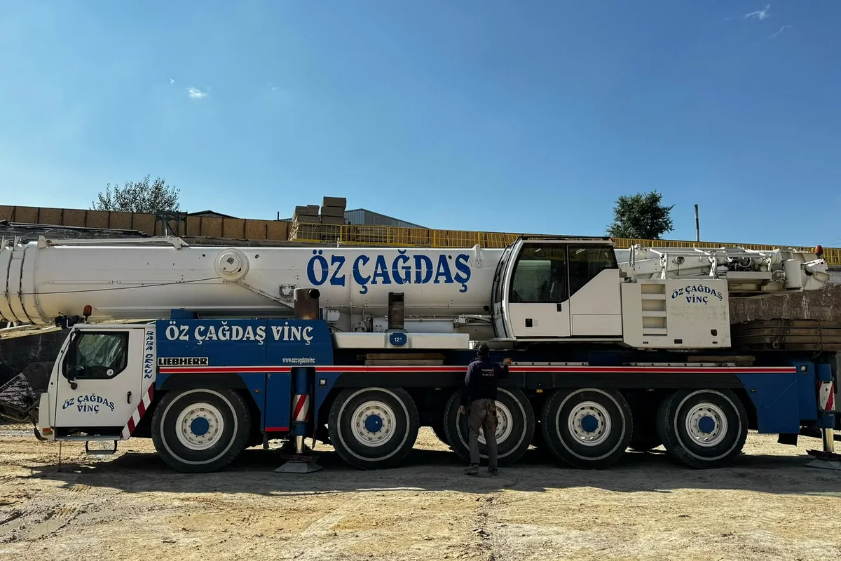 Öz Çağdaş beyaz Liebherr mobil vinç