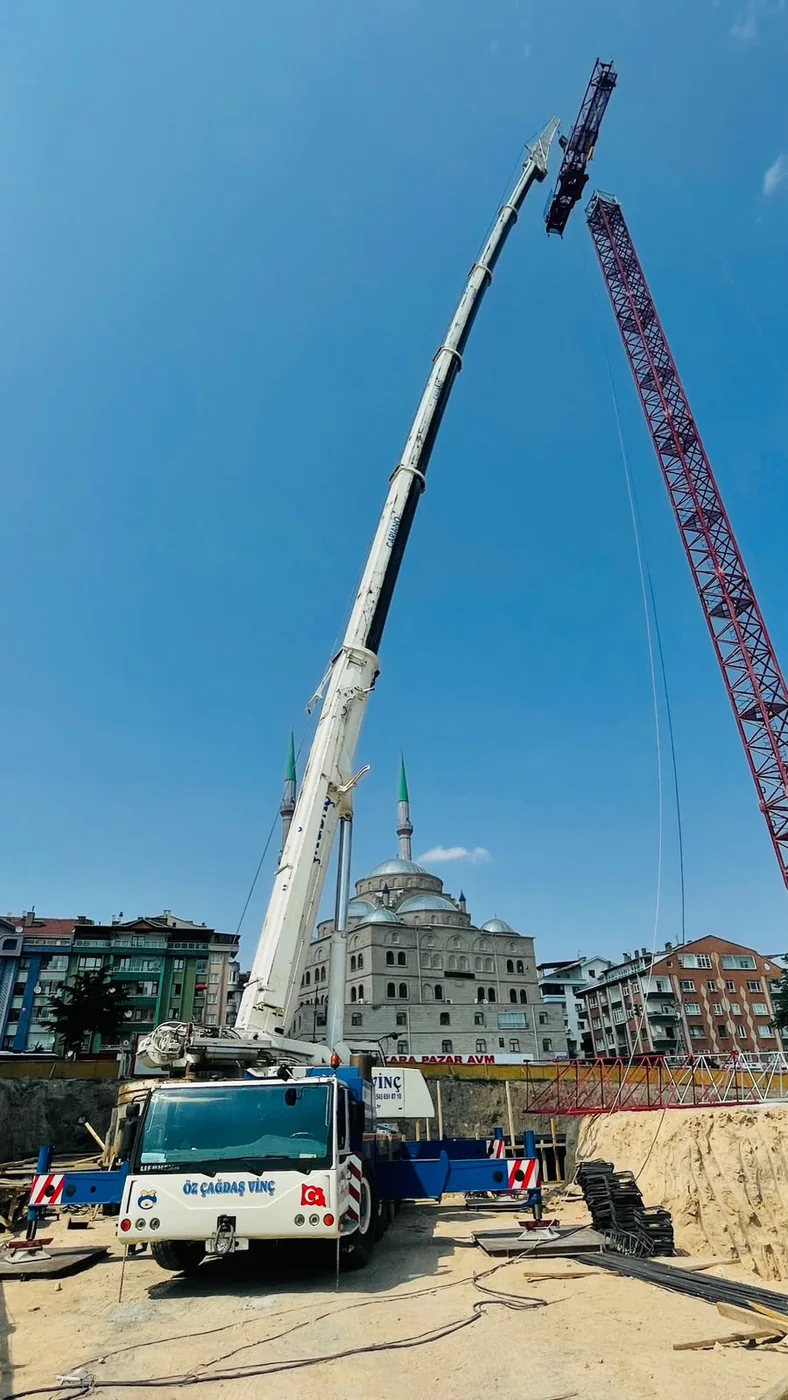 Mobil vinç ile kule vinç tepe ve bom parçası kaldırma operasyonu