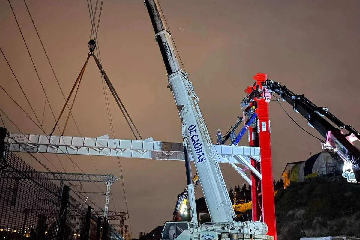 Gece mobil vinç ile çelik montaj ve kaldırma operasyonu